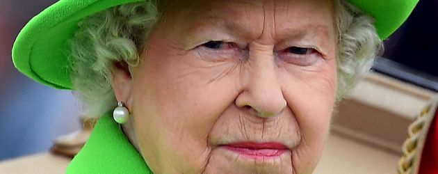 Queen Elizabeth II. in einem neongrünen Ensemble bei der Trooping The Colour Parade in London Queen Elizabeth II. in einem neongrünen Ensemble bei der Trooping The Colour Parade in London