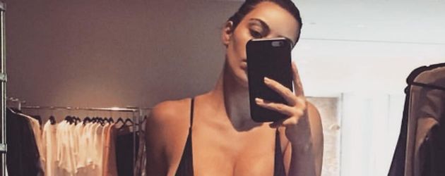 Reality-Star Kim Kardashian im mega-knappen Badeanzug Reality-Star Kim Kardashian im mega-knappen Badeanzug
