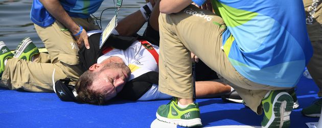 Rettungsärzte helfen Marcel Hacker (m.) nach seinem Kollaps bei Olympia 2016 in Rio Rettungsärzte helfen Marcel Hacker (m.) nach seinem Kollaps bei Olympia 2016 in Rio