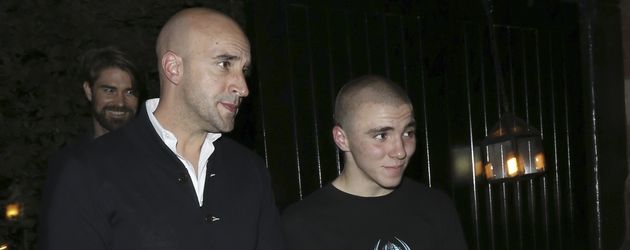 Rocco Ritchie und Bodyguard im Juni 2016 in London Rocco Ritchie und Bodyguard im Juni 2016 in London