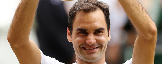 Roger Federer, Sieger der 131. Wimbledon Championships in London Roger Federer, Sieger der 131. Wimbledon Championships in London