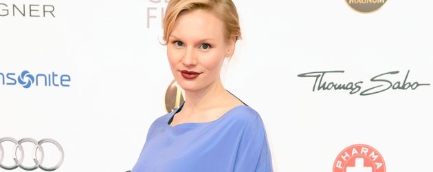 Rosalie Thomass beim Deutschen Filmball 2016 mit kleiner Babykugel Rosalie Thomass beim Deutschen Filmball 2016 mit kleiner Babykugel