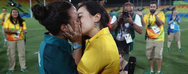 Rugby-Spielerin Isadora Cerullo mit ihrer Verlobten Marjorie Enya Rugby-Spielerin Isadora Cerullo mit ihrer Verlobten Marjorie Enya