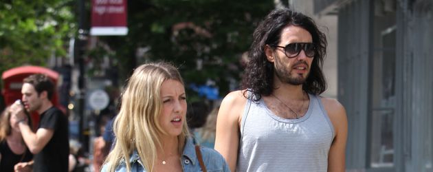 Russell Brand mit Freundin Laura Gallacher in London Russell Brand mit Freundin Laura Gallacher in London