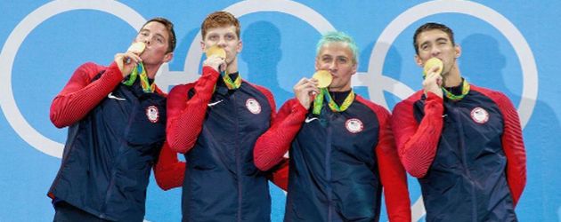 Ryan Lochte (2. v. r.) mit grünen Haaren und seine Teamkollegen Ryan Lochte (2. v. r.) mit grünen Haaren und seine Teamkollegen