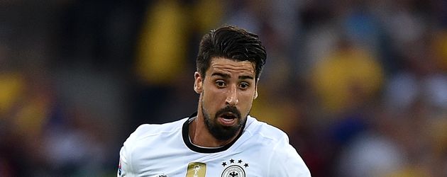 Sami Khedira bei der Fußball-EM 2016 auf dem Rasen Sami Khedira bei der Fußball-EM 2016 auf dem Rasen