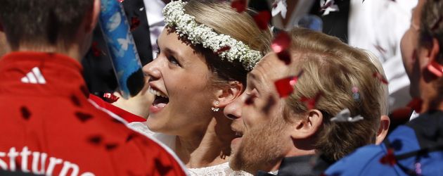 Sarah Elena Timpe und Samuel Koch nach der kirchlichen Trauung in Mappach Sarah Elena Timpe und Samuel Koch nach der kirchlichen Trauung in Mappach