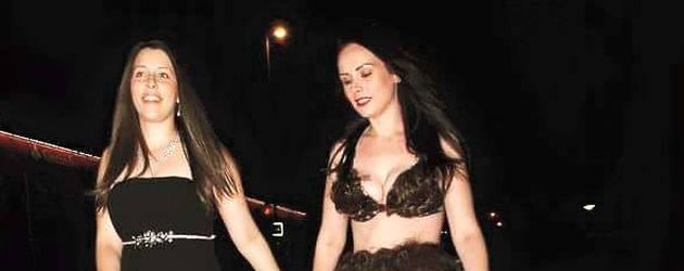 Sarah Louise Bryan mit einer Freundin Sarah Louise Bryan mit einer Freundin