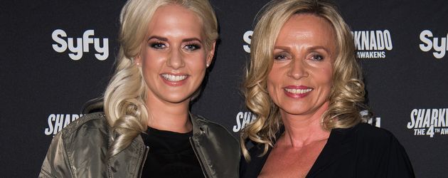 Sarah Knappik und ihre Mama Silvia bei der "Sharknado 4"-Premiere in Berlin Sarah Knappik und ihre Mama Silvia bei der "Sharknado 4"-Premiere in Berlin