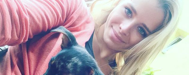Ex-Bachelor-Kandidatin Saskia Atzerodt mit ihrem neuen Hund Batman Ex-Bachelor-Kandidatin Saskia Atzerodt mit ihrem neuen Hund Batman