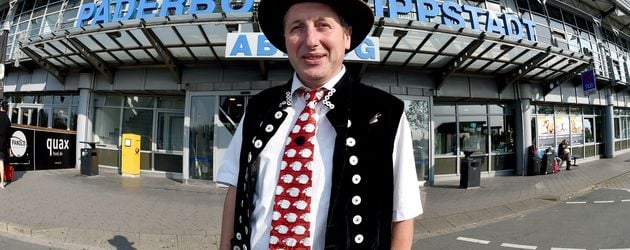 Schäfer Heinrich am Flughafen Paderborn-Lippstadt vor einem Trip nach Mallorca Schäfer Heinrich am Flughafen Paderborn-Lippstadt vor einem Trip nach Mallorca