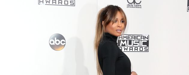 Schwangere Ciara auf dem Red Carpet der AMAs 2016 Schwangere Ciara auf dem Red Carpet der AMAs 2016