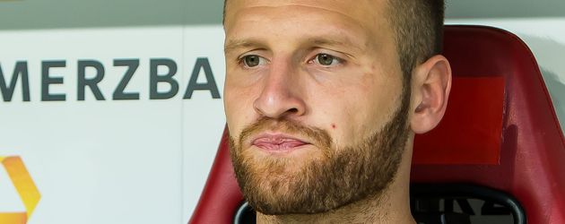 Shkodran Mustafi sitzt auf der Ersatzbank Shkodran Mustafi sitzt auf der Ersatzbank
