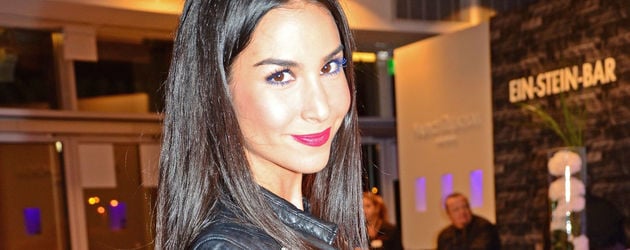 sila-sahin-in-lederjacke.jpg