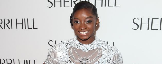 Simone Biles bei der "Sherri Hill Modenschau" in New York Simone Biles bei der "Sherri Hill Modenschau" in New York