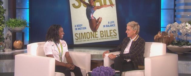 Simone Biles und Ellen DeGeneres (r.) bei der "The Ellen DeGeneres Show" in Los Angeles Simone Biles und Ellen DeGeneres (r.) bei der "The Ellen DeGeneres Show" in Los Angeles