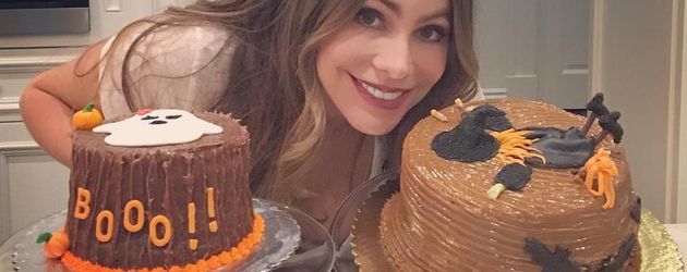 Schauspielerin Sofia Vergara mit Halloween-Kuchen Schauspielerin Sofia Vergara mit Halloween-Kuchen