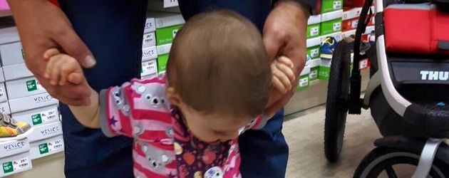 Sophia Cordalis mit ihren ersten Lauflernschuhen Sophia Cordalis mit ihren ersten Lauflernschuhen