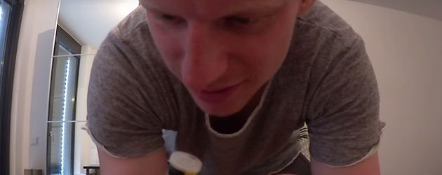 Stephan Gerick bei seinem Sekundenkleber-Prank Stephan Gerick bei seinem Sekundenkleber-Prank