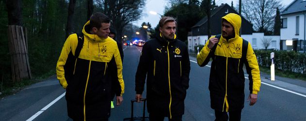 Sven Bender, Marcel Schmelzer & Nuri Sahin kurz nach dem Attentat auf den BVB-Bus Sven Bender, Marcel Schmelzer & Nuri Sahin kurz nach dem Attentat auf den BVB-Bus