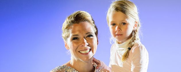 Tanja Szewczenko mit Tochter Jona bei den Dreharbeiten für "Alles was zählt" Tanja Szewczenko mit Tochter Jona bei den Dreharbeiten für "Alles was zählt"