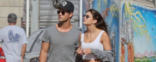 Taylor Launter mit Model Kyra Santoro auf dem Jahrmarkt in Malibu Taylor Launter mit Model Kyra Santoro auf dem Jahrmarkt in Malibu