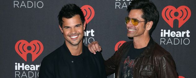 Taylor Lautner und John Stamos (r.) bei dem "iHeartRadio2-Music Festival in Las Vegas Taylor Lautner und John Stamos (r.) bei dem "iHeartRadio2-Music Festival in Las Vegas