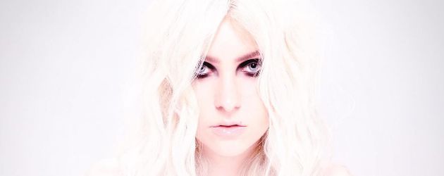 Taylor Momsen auf einem Albumcover Taylor Momsen auf einem Albumcover