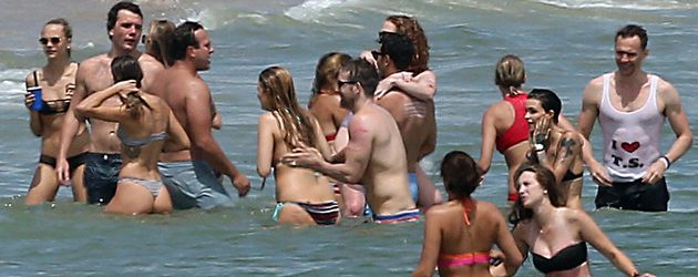 Taylor Swift und Tom Hiddleston planschen mit Freunden vor Rhode Island Taylor Swift und Tom Hiddleston planschen mit Freunden vor Rhode Island