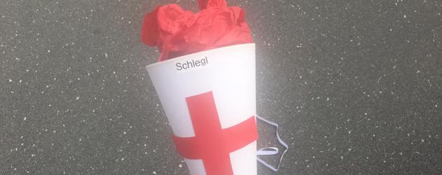 Tobi Schlegls Schultüte an seinem ersten Tag als Notfallsanitäter Tobi Schlegls Schultüte an seinem ersten Tag als Notfallsanitäter