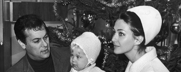 Tony Curtis mit Christine Kaufmann und Alexandra Curtis im Jahr 1965 Tony Curtis mit Christine Kaufmann und Alexandra Curtis im Jahr 1965