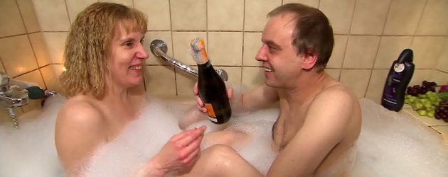 Melany und Tony Marony mit Sekt in der Badewanne Melany und Tony Marony mit Sekt in der Badewanne