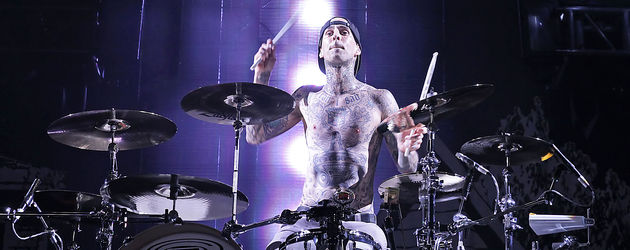 Travis Barker auf der Bühne Travis Barker auf der Bühne