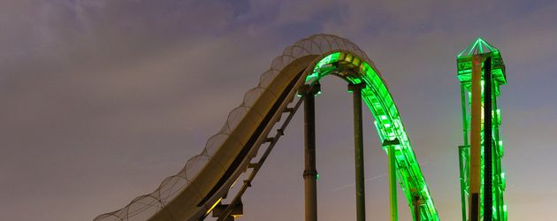 "Verrückt"-Wasserrutsche im "Schlitterbahn"-Park in Kansas City, USA bei Nacht "Verrückt"-Wasserrutsche im "Schlitterbahn"-Park in Kansas City, USA bei Nacht