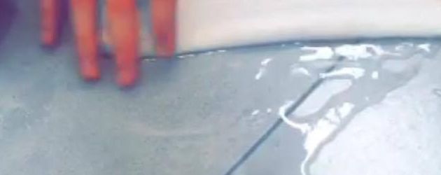 Wasserlache im Badezimmer von Julienco und Bibi Heinicke Wasserlache im Badezimmer von Julienco und Bibi Heinicke