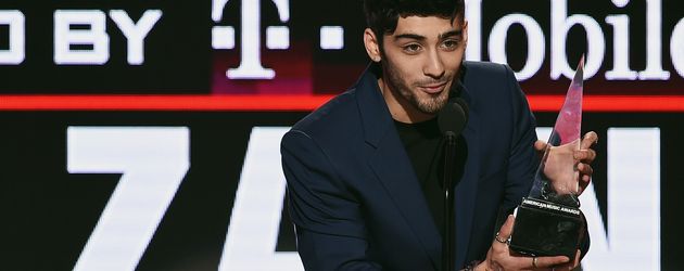 Zayn Malik nimmt seinen Award bei den MTV AMAs entgegen Zayn Malik nimmt seinen Award bei den MTV AMAs entgegen